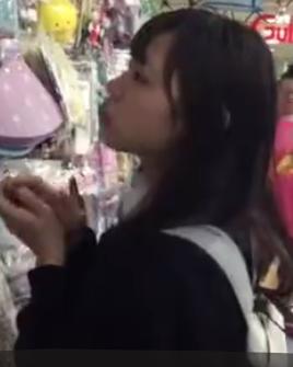 【盗撮】どこか愛嬌のあるJK☆逆さ撮りされちゃって可哀想！！
