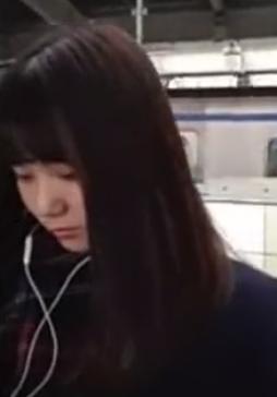 【盗撮】警戒心高めの美少女☆スカートをめくるとプリンプリンの黒パンオケツが！！！