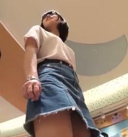 【盗撮】えっちな脚をチラつかせる黒髪ボブのお姉さん☆白いパンツを逆さ撮り！！