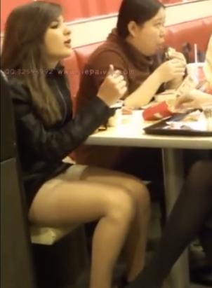 【 盗撮 】いろいろ見えちゃってる外国人美女☆視線に気づいて急に恥ずかしがる！！！
