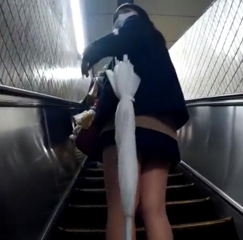 【盗撮】後ろを警戒するもスカートをめくられ黒パンツが見えちゃう！