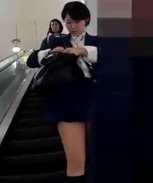 【盗撮】清純そうな女の子をスカートめくりで汚す危険な男！！