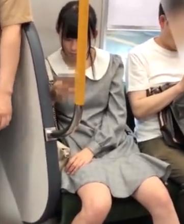 【 盗撮 】足を広げて座る少女☆ムラムラしたので逆さ撮りしたった！！！
