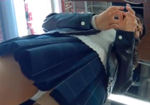 【 盗撮 】JKの純白ムチムチパンツを前から後ろから盗撮しまくる！！！