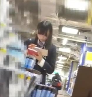 【 盗撮 】清楚すぎるJKの純白パンチラを盗撮しちゃう！！