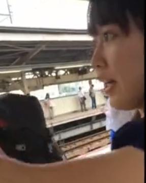 【 盗撮 】可愛くて親切な女の子たちのスカートを片っ端からめくれちゃう男！！！