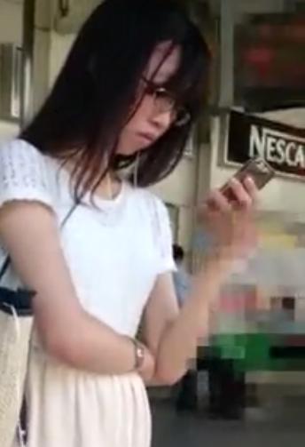 【盗撮】メガネ美人なお姉さん☆薄きいろのおパンツを逆さ撮り！！