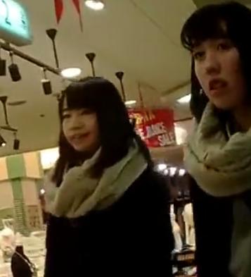 【盗撮】すれ違った美少女をターゲットに逆さ撮りをしていく男！！