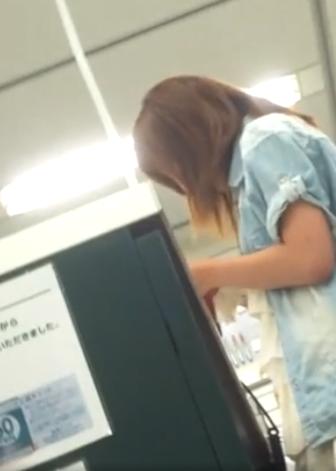 【 盗撮 】お子様パンツのお姉さんを逆さ撮りしちゃう！！