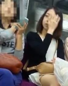 【 盗撮 】美人お姉さんがいたのでエスカレーターまで追いかけ逆さ撮り！！！