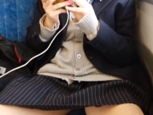 【 盗撮 】大股開きで小馬鹿にしてくる少女を仕返しにパンチラ盗撮！！！