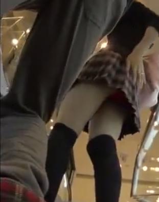 【 盗撮 】スカートをめくろうとしておケツを触っちゃた？ガチバレしちゃう！！