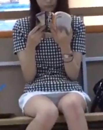【 盗撮 】パンツ丸見えで読書する女の子がいたので遠くからじっくり観察！！