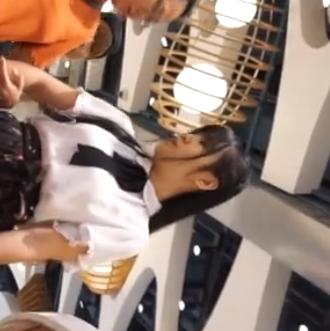【 盗撮 】イベント会場で可愛い衣装のお姉さんの生パンツを逆さ撮り！！！