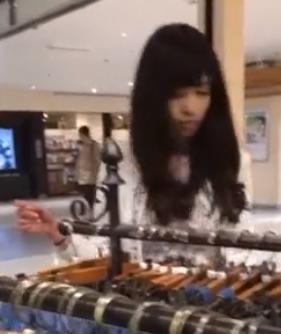 【 盗撮 】美人お姉さんの可愛いパンツを逆さ撮り！！！