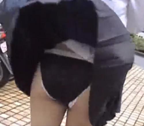 【 盗撮 】台風の中JKに粘着してパンチラを撮りまくる！！！