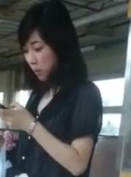 【 盗撮 】ホームで見かけた美女のスカートをめくっちゃう！！