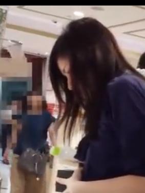 【 盗撮 】若くてキレイなお姉さん☆おケツに食い込むえろえろパンツ！！！