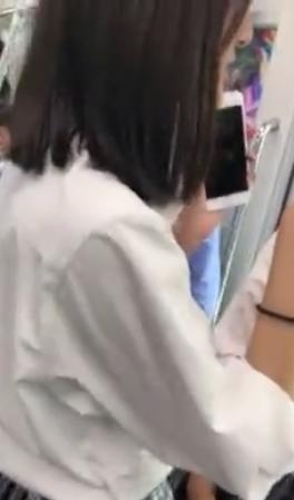 【盗撮】電車の中ではしゃぐJK☆ムラムラしたので逆さ撮りしたった！！