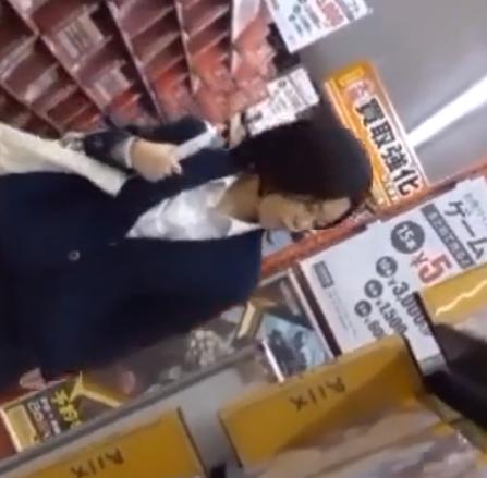 【 盗撮 】うんこ座りをしながら横歩きするJK☆どスケベポーズに大興奮！！！