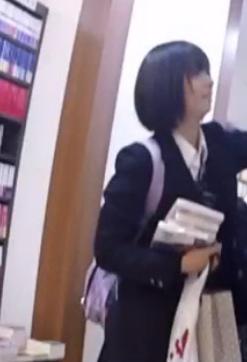 【 盗撮 】美しすぎる文学美少女☆パンツが見たすぎてスカートをめくっちゃう！！！