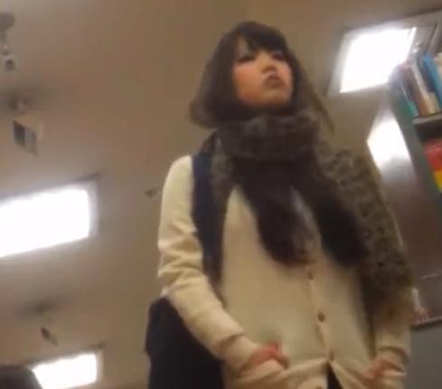 【 盗撮 】つんつんした感じの美少女☆純白パンツを逆さ撮り！！！