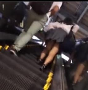 【 盗撮 】エスカレーターを駆け足でのぼる少女を追っかけ盗撮☆一般通行人もビックリ！！！