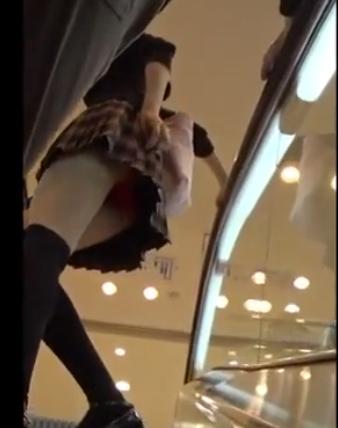 【 盗撮 】雑すぎるスカートめくり☆バレてガチギレされちゃう！！