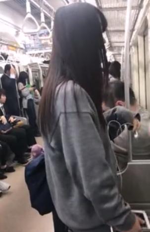 【 盗撮 】たくさんの乗客の中で背後からパンツを逆さ撮りしちゃう！！