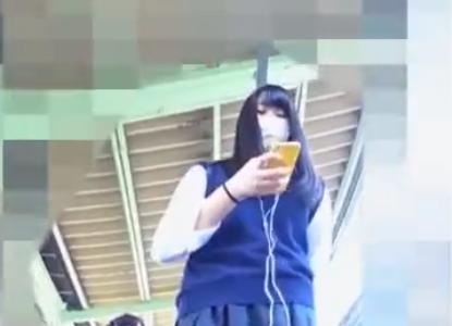 【 盗撮 】マスクをした黒髪ロングの制服JK☆純白プリケツを撮られちゃう！！！