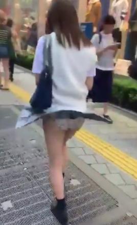 【 盗撮 】スタイリッシュにパンチラを披露する制服JK！！！