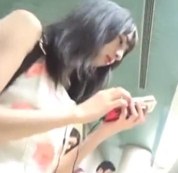 【 盗撮 】タレント級の美女☆えっちなミニスカを逆さ撮り！！！