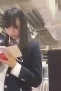 【 盗撮 】キレイな黒髪の美少女☆可愛い純白パンツを逆さ撮り！！！