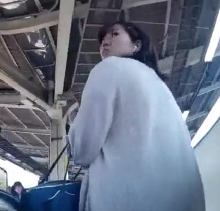 【盗撮】スカートにめくられてる気配☆振り向くと道をたずねてきた不審な男が立っていた【怖すぎ！】