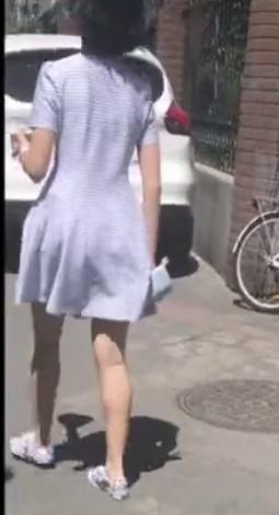 【 盗撮 】清楚すぎるガチ美少女☆水色パンツを逆さ撮り！！！