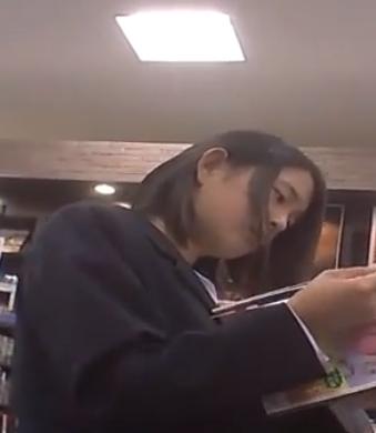 【 盗撮 】食い入るように雑誌をみる少女☆おパンツ撮り放題！！！