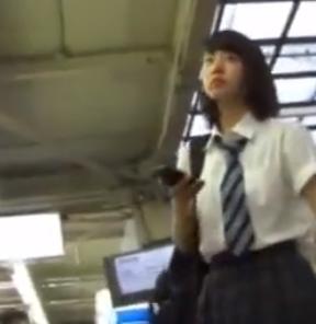 【 盗撮 】超絶キュートなJKの純白おケツを階段で盗撮！！