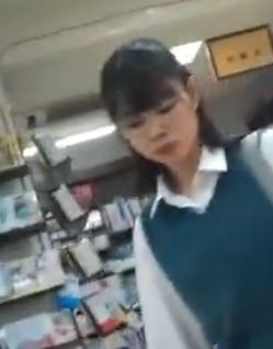 【 盗撮 】スレンダーな美少女のキレイなおケツを逆さ撮り！！！
