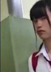 【 盗撮 】怪しい男を警戒するJK☆予想通りにパンチラを撮られちゃう！！