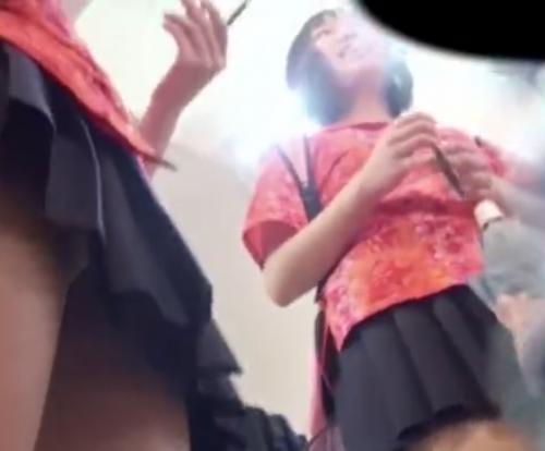 【盗撮】うじゃうじゃいるJKのパンツを片っ端から逆さ撮り！！！