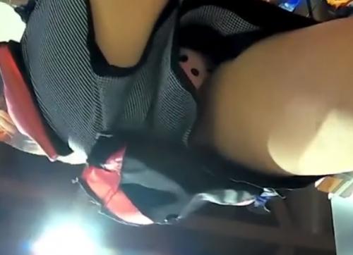 【 盗撮 】店員お姉さんの普通じゃ見れないキュロットの中身を強引に盗撮！！！！