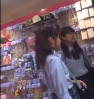 【盗撮】放課後のJKたち☆純白パンチラを逆さ撮り！！