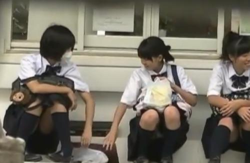 【 盗撮 】リアルJK盗撮☆一番可愛い女の子の股間を粘着ドアップ撮影！！！