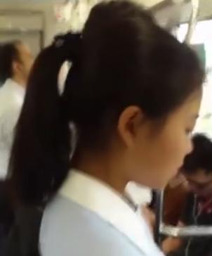 【盗撮】文学美少女の清楚な水色パンツを逆さ撮り！