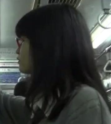 【 盗撮 】色白メガネ美少女のスカートをめくっちゃう☆ピンクの可愛いおパンツが丸見えに！！
