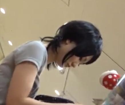 【 盗撮 】パンチラ胸チラ両方こなすガードゆるゆる美少女を盗撮！！！
