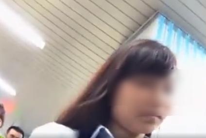 【 盗撮 】高飛車なカンジの女の子☆お友達もついでに逆さ撮り！！！【クリオネ】