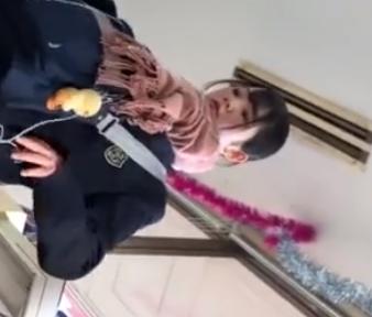 【 盗撮 】マフラーが似合う美少女☆清楚おパンツを張りつき盗撮！！！