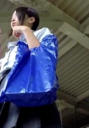 【盗撮】スタイル抜群なJK☆引き締まったお尻がミニスカートからチラチラ！！