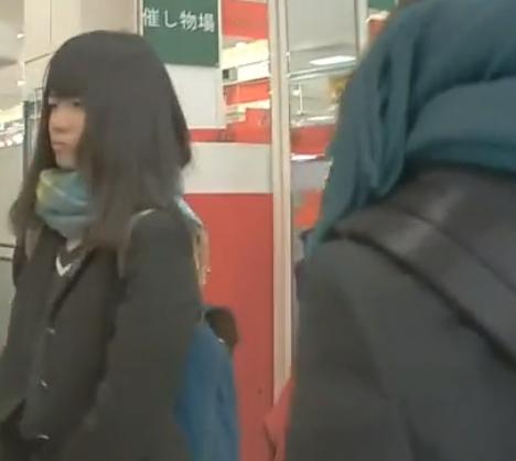【 盗撮 】バレンタインのコーナーで素朴かわいい女の子を必死に盗撮する！！！